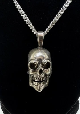 Colgante de calavera pesada de plata de ley en cadena de 26" - 57 g de peso total Foto 1 de 4