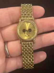 RELOJ DE MODA ANALÓGICO DISNEY MICKEY MOUSE PARA MUJER BANDA TONO DORADO - Imagen 1 de 8
