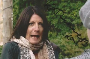 EMMERDALE* KATHERINE DOW BLYTON 'HARRIET FINCH' SIGNED 6x4 ACTION PHOTO+COA - Picture 1 of 1
