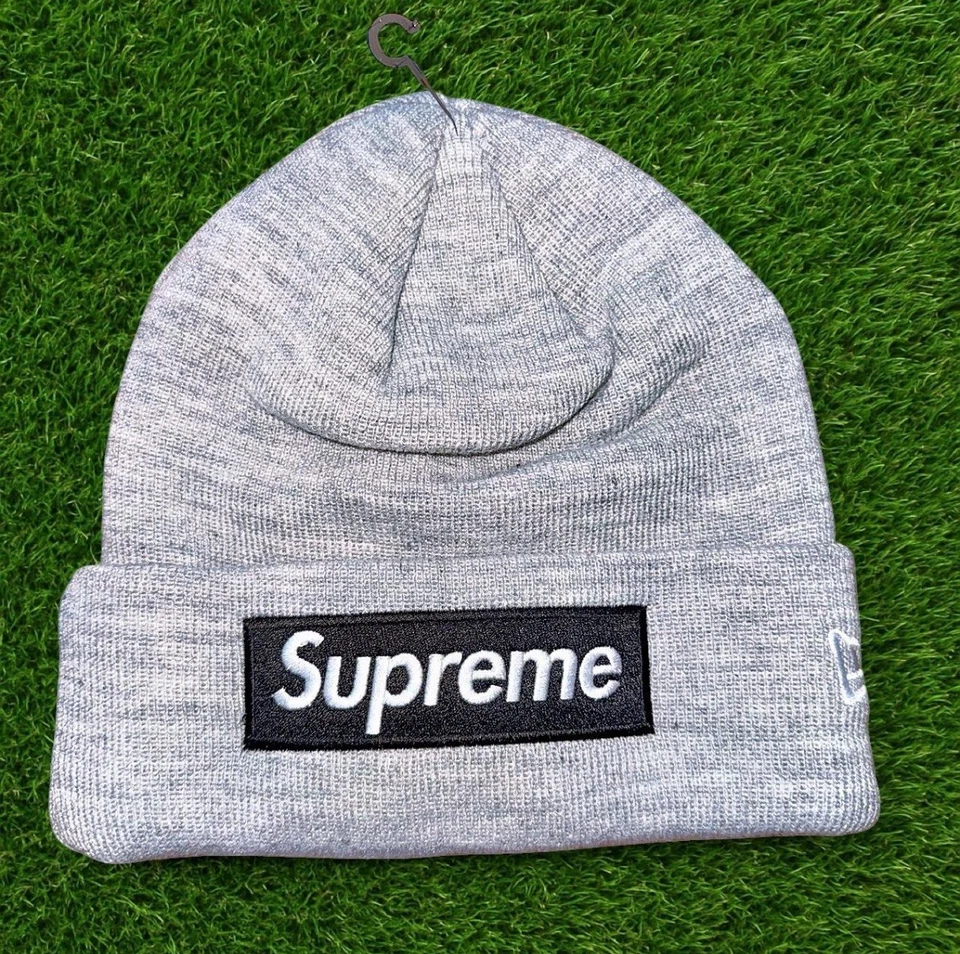 Gorro Supreme X New Era Gris/Negro Logo Caja FW22 “World Famous” Talla Única  Foto 1 de 2