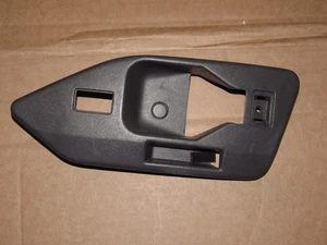 82-92 Pontiac Firebird OEM Interior Door Handle Bezel Trim Cover - Right - Foto 1 di 2