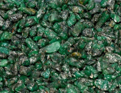 Esmeralda colombiana verde 100% natural não tratada espécime minerado na terra áspero - Imagem 1 de 4