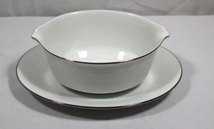 Noritake "Reina" Gravy Boat (6450Q) Diseño Floral en Relieve Borde Platino Usado en Excelente Condición - Imagen 1 de 5