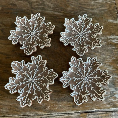 Conjunto de 4 pratos aperitivos Pottery Barn pão de gengibre floco de neve NOVO - Imagem 1 de 4