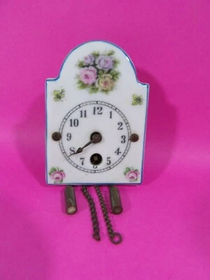 Horloge pendule mecanique miniature ancienne porcelaine pour maison de poupée  - Photo 1/4