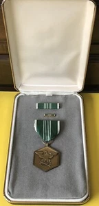 Medalla de Colección Segunda Guerra Mundial Vietnam Verde por Servicio al Mérito Militar en Estuche Flecha Original - Imagen 1 de 5