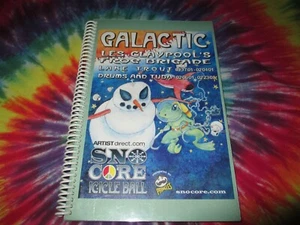 GALACTIC LES CLAYPOOL FROG BRIGADE LAKE TROUT BAND CREW TRAVEL BOOK ICICLE BALL - Imagen 1 de 9