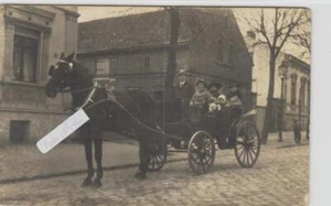 Kutsche Fuhrwerk  Pferd Straße Häuser alte Fotokarte 1920 - Picture 1 of 2