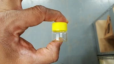 24X Pequeños Pequeños VIAJES Almacenamiento Botella Transparente Vidrio Mini Frascos 1" Frascos 23x25 AMARILLO Foto 1 de 4