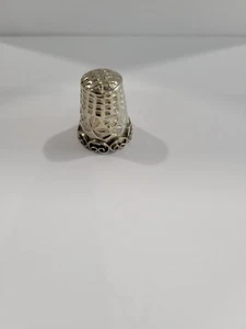 Dedal de costura vintage de metal ornamentado de 1" de alto y 3/4" de ancho. Excelente estado - Imagen 1 de 8