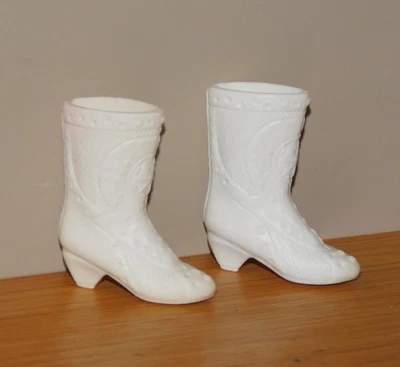 BOTAS DE MUÑECA MAXIE INTELIGENTES HASBRO LOOKIN DE COLECCIÓN ZAPATOS VAQUEROS OCCIDENTALES BLANCOS Foto 1 de 2