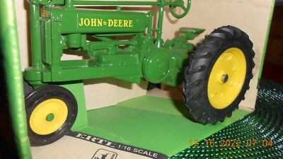 Tractor diecast Ertl 1934 John Deere modelo A escala 1/16 neumáticos de goma hechos en EE. UU. Foto 1 de 4