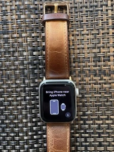 Apple Watch SE 2nd Gen 40mm Aluminum GPS with Leather Band (MNL73LL/A) - Zdjęcie 1 z 6