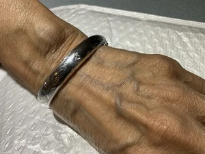 Vintage gravierter Sterlingsilber 925 aufklappbarer Armreif - 7" ARMBAND MIT SICHERHEITSKETTE - Bild 1 von 9