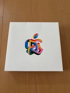 Apple Store Osaka Umeda 2025 Opening limited Novelty Set Totebag, Pins & Sticker - Bild 1 von 12
