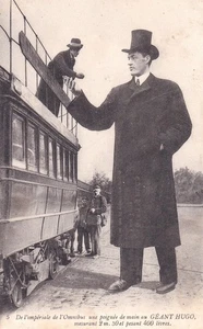 AK Géant Hugo - Riese neben einem Omnibus - Tram Straßenbahn - ca. 1910 - Bild 1 von 2