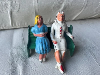 Barclays 2 mujeres en un banco Foto 1 de 2