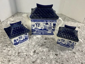 Vintage Pagoda Blue Willow Tea Set Teapot Creamer Sugar w/Lids - Picture 1 of 10