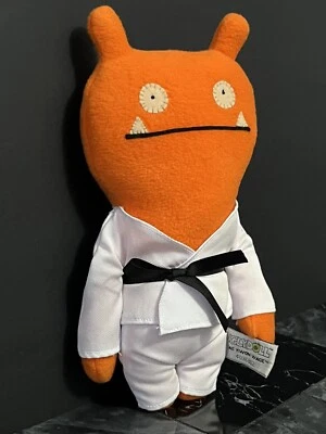 2013 Uglydoll Salário Pelúcia Tae Kwon Salário Karatê Roupa Gi Cinto Preto Boneca GUND Excelente Estado Usado - Imagem 1 de 4