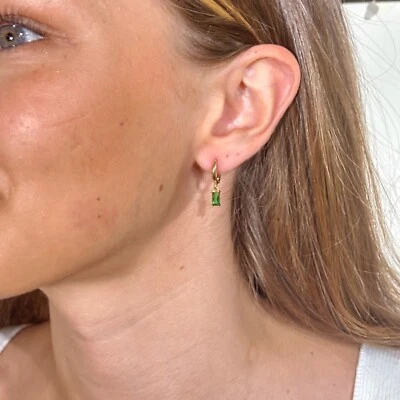 Pendientes de aro de oro de 14K con esmeralda - Baguette May piedra de nacimiento colgante Huggies, delicados Foto 1 de 4