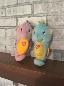Fisher Price 2er Set rosa & blau musikalische beruhigende und leuchtende Seepferdchen - Bild 1 von 2