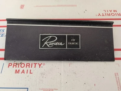 Buick Riviera 1965 puerta de guantera con emblema Foto 1 de 4