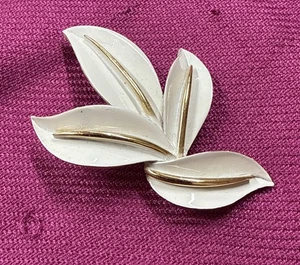Vintage Brosche KRONE TRIFARI signiert weiß Emaille floral Blume goldfarben - Bild 1 von 7