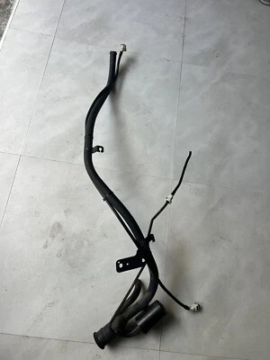 Mopar 68250923AJ se adapta a Dodge Durango 2016-2021 cuello de llenado de combustible genuino OEM NOS Foto 1 de 4