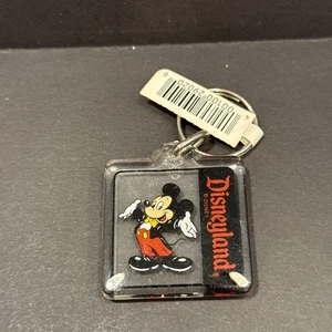 NEU Vintage Disneyland Schlüsselanhänger Mickey Mouse im Smoking Quadrat Acryl Keychain - Bild 1 von 2