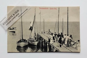 AK Swinemünde Boots-Steg Ostsee Segelboot Mode Hüte Postkarte Vintage Deko alt - Picture 1 of 2