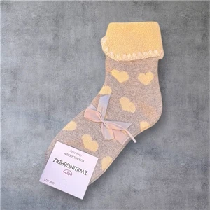 NEU ❤️Zwillingsherz ♥Kuschelsocken, Strümpfe „Herzen“ mit Schleife grau, beige - Bild 1 von 1