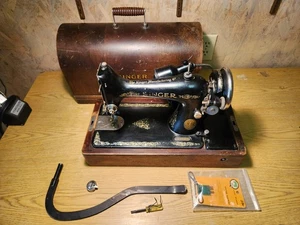 ANTIKE SINGER NÄHMASCHINE MODELL 66 mit MOTOR, LICHT, KURBEL & HOLZBOX / KOFFER - Bild 1 von 16