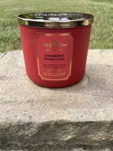 Bath & Body Works White Barn Strawberry Pound Cake 3 Docht Duftkerze 14,5 Oz. - Bild 1 von 4