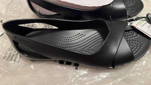 Size 4 CROCS Serena flat Sandals Women's Black Beach new - Picture 1 of 5