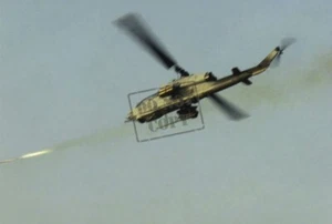 US Marine Corps USMC AH-1W Super Cobra Hubschrauber feuert Rakete Iraqi Freedom I - Bild 1 von 1