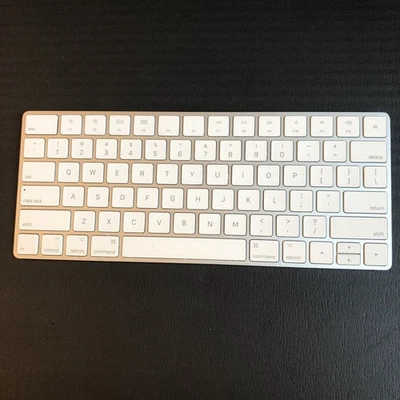 Apple Magic Keyboard Model A1644 White Good Battery + Charger TESTED & WORKING - Image 1 of 4