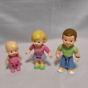 Fisher Price My First Dollhouse Dolls People Mom Dad Baby Figures - Picture 1 of 2