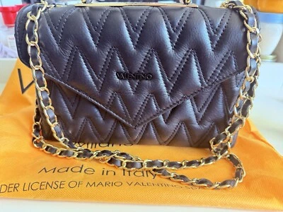 Bolso de mano Valentino precioso bolso de mano negro acolchado con detalles de cadena dorada Foto 1 de 4