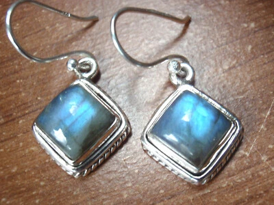 Pendientes colgantes cuadrados de labradorita de plata de ley 925 y borde acentuado Foto 1 de 3