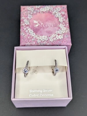 Pendientes de aro de diamantes de imitación de circonita cúbica de plata simple en caja simplemente brillantes  Foto 1 de 4