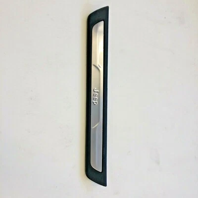 Jeep Grand Cherokee 2011-2020 panel de moldura de umbral de puerta del conductor delantero izquierdo OEM Foto 1 de 2