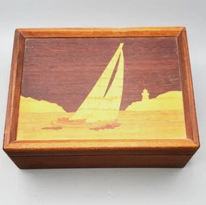 Scatola in legno intarsiata paesaggio nautico barca a vela e faro design artigianale - Foto 1 di 11