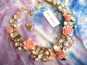 BETSEY JOHNSON PINK RESIN ROSES BUTTERFLY COLLAR GLASS GEMS NECKLACE NWT - Picture 1 of 12