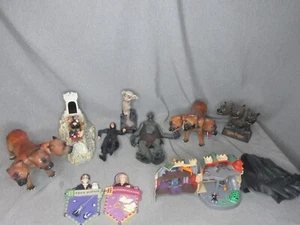 HARRY POTTER LOT OF 11 FIGURES-ORNAMENTS-BOBBLE HEADS-CASTLE-BANK - Picture 1 of 11
