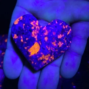 2" Heart Shape Emberlite UV Fluorescent Yooperlite Glowing Fire Rock Stone 1PCS - Picture 1 of 4