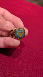 ANILLO GRANDE CHAPADO EN ORO 1992-1995 NBA NEW YORK KNICKS KNICKERBOCKERS LOGO - Imagen 1 de 8