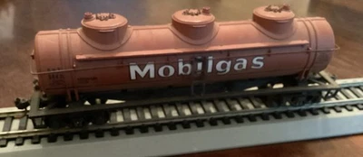 vintage HO Triple Dome Tanker Mobilgas SVX 1442 Oil Tank Car SPRING TRUCKS KD's - Image 1 of 4