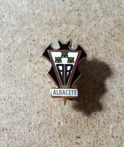 INSIGNIA DE AFICIONADOS AL FÚTBOL ALBACETE BALOMPIE ESMALTE RARO - Imagen 1 de 1