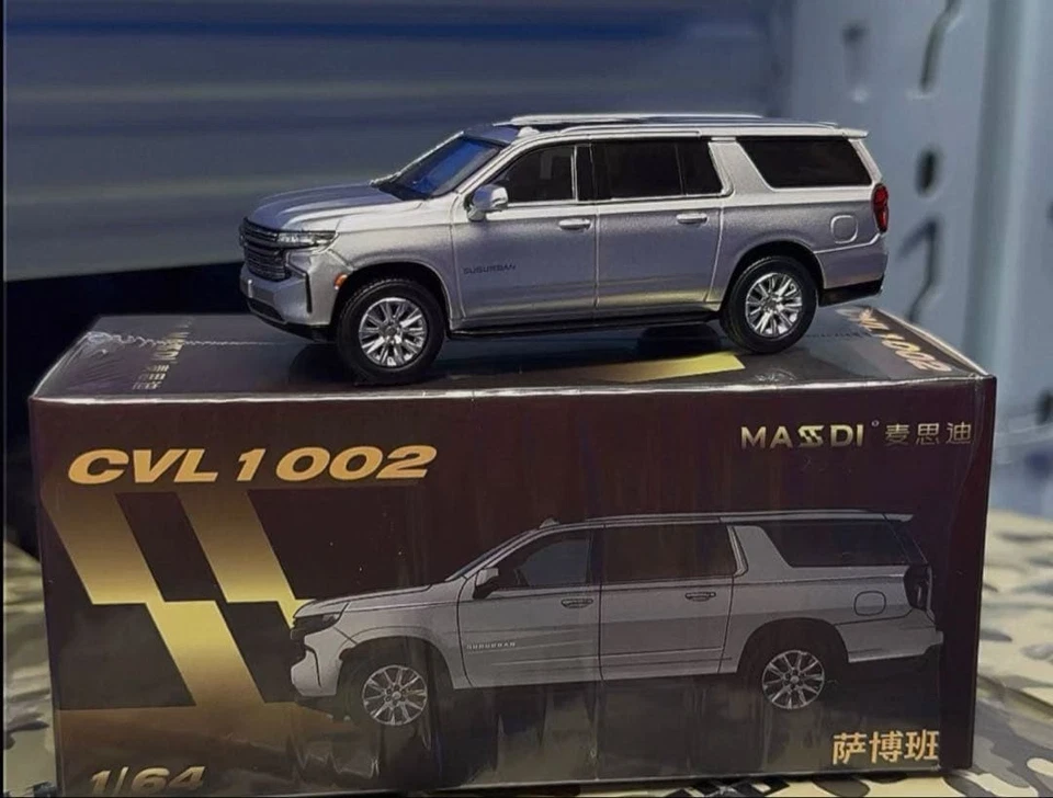 Auto pressofusa suburbana argento 1/64 - Immagine 1 di 1