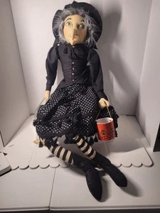 Joe Spencer Halloween Bruja Rowena con cubo de calabaza estante cuidador 41" - Imagen 1 de 9